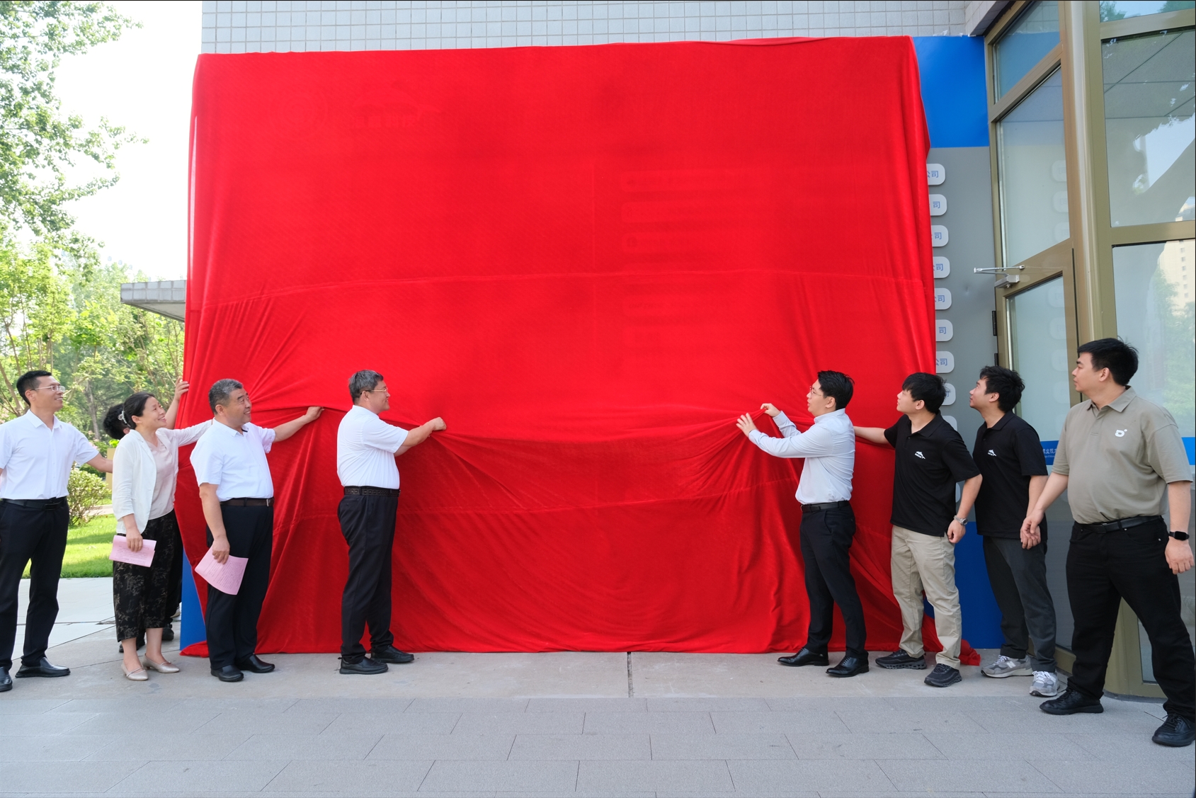 全国首个城市级智能机器人服务中心在潍坊启用