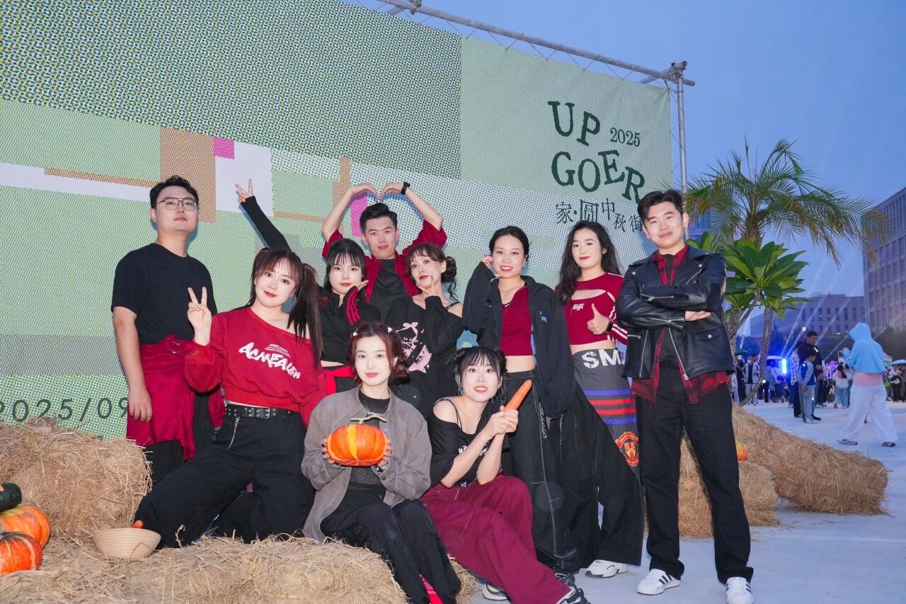 活动现场热闹场景