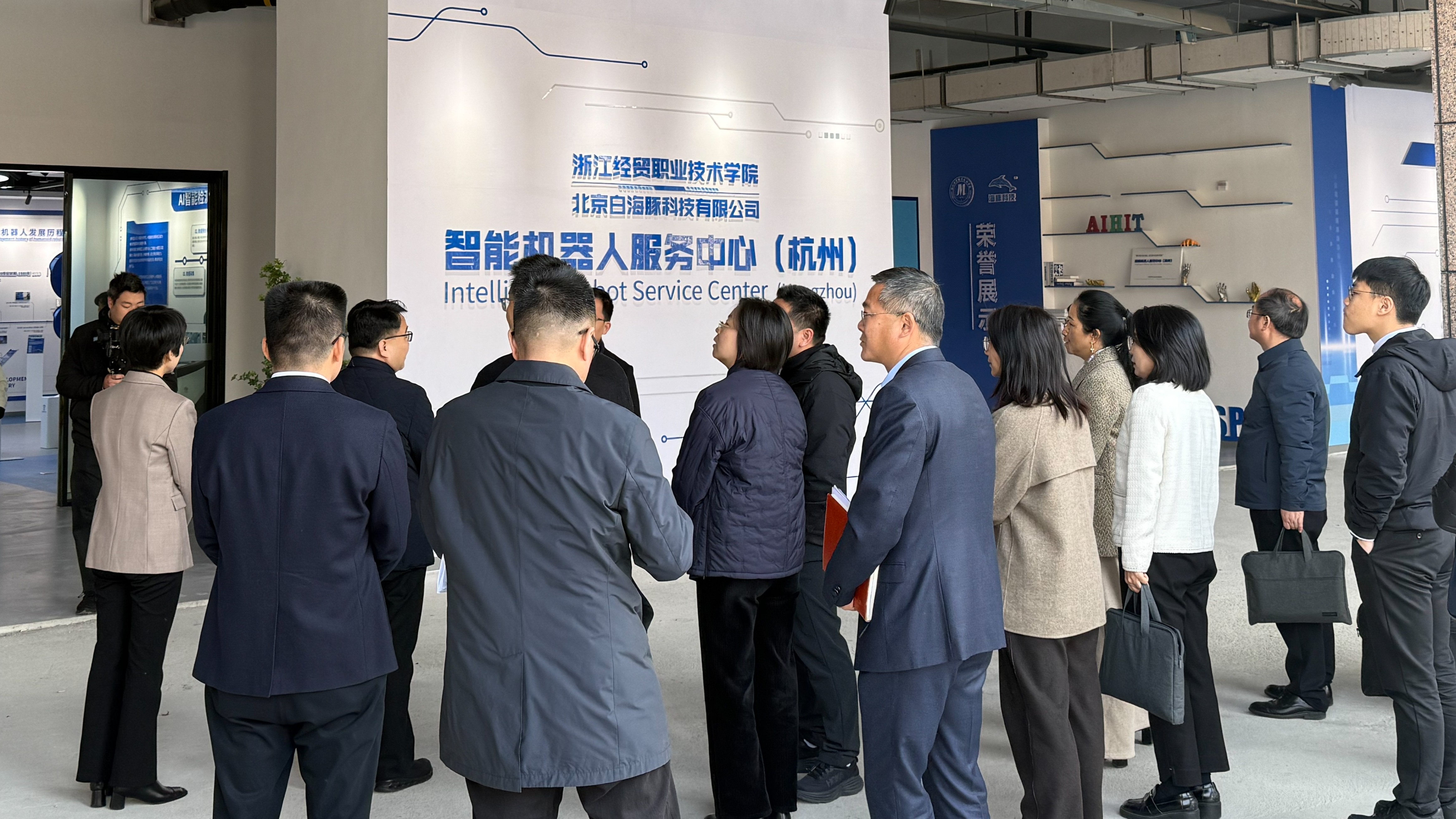 杭州 | 萧山区委常委、副区长董振华一行赴智能机器人服务中心（杭州）参观调研