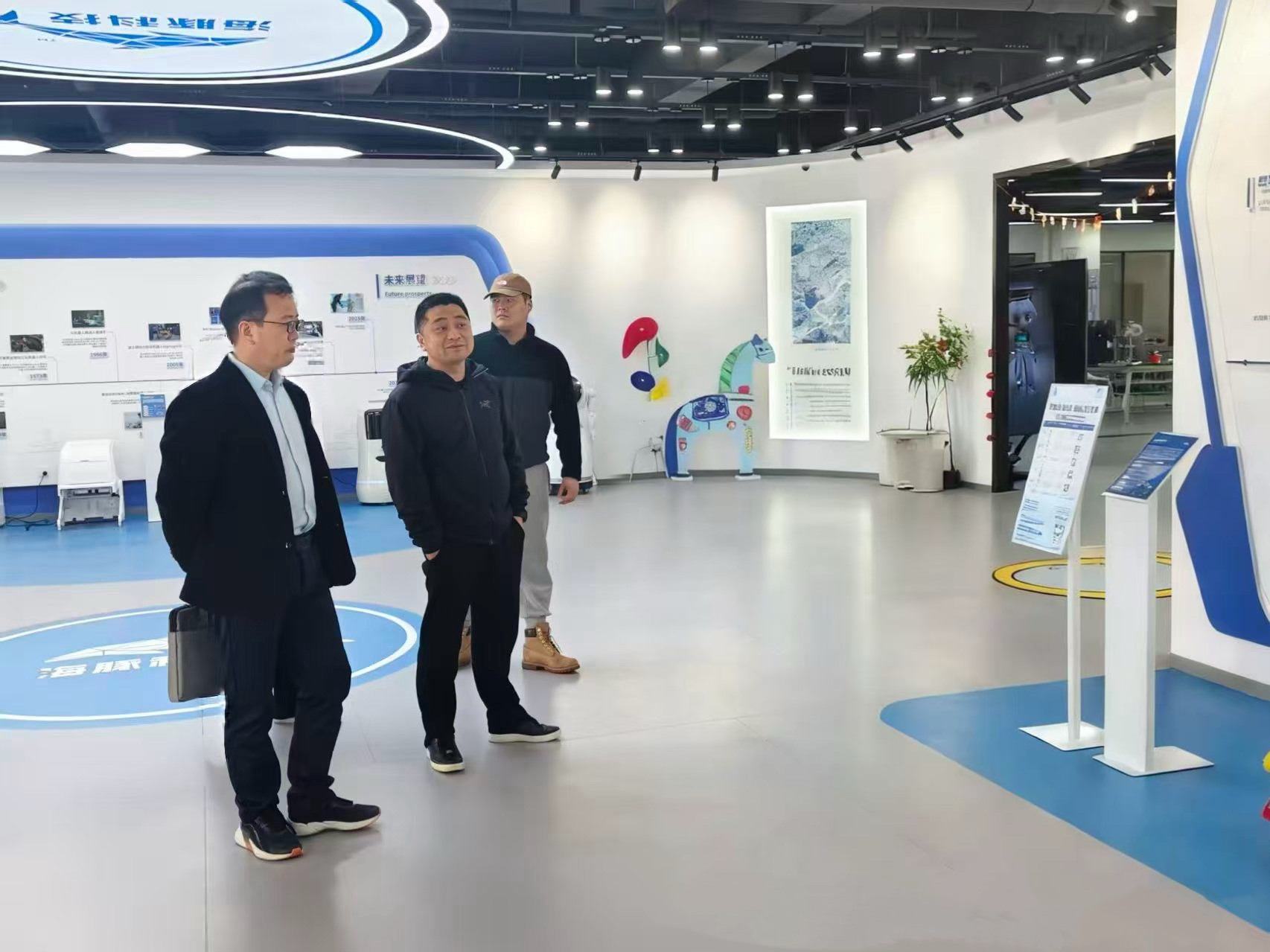 杭州 | 具微科技赴智能机器人服务中心（杭州）参观交流，共探行业发展携手共进