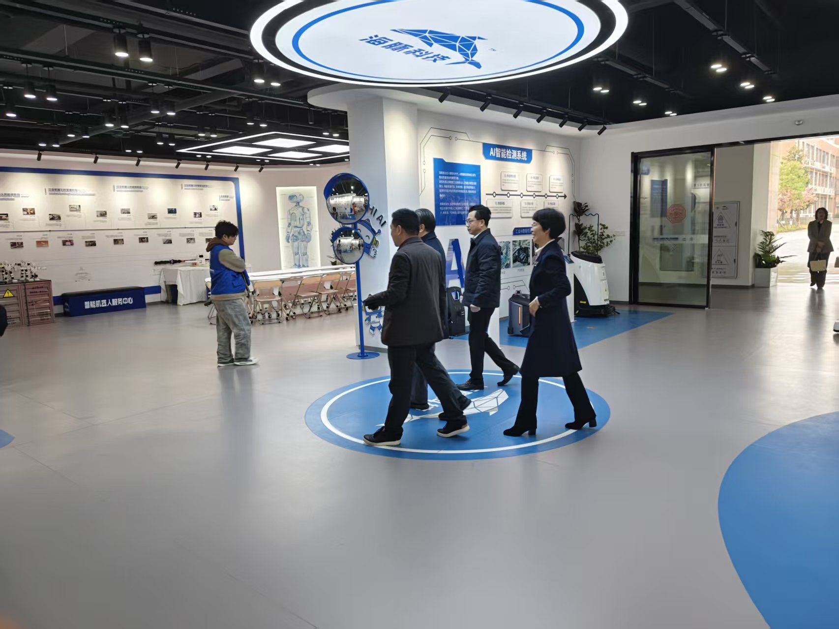 杭州 | 中国标准化协会理事长、党委书记纪正昆教授一行莅临智能机器人服务中心（杭州）参观指导