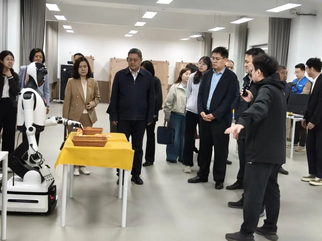 潍坊 | 山东省工业和信息化厅装备产业处党支部书记、处长贺强一行到智能机器人服务中心参观调研