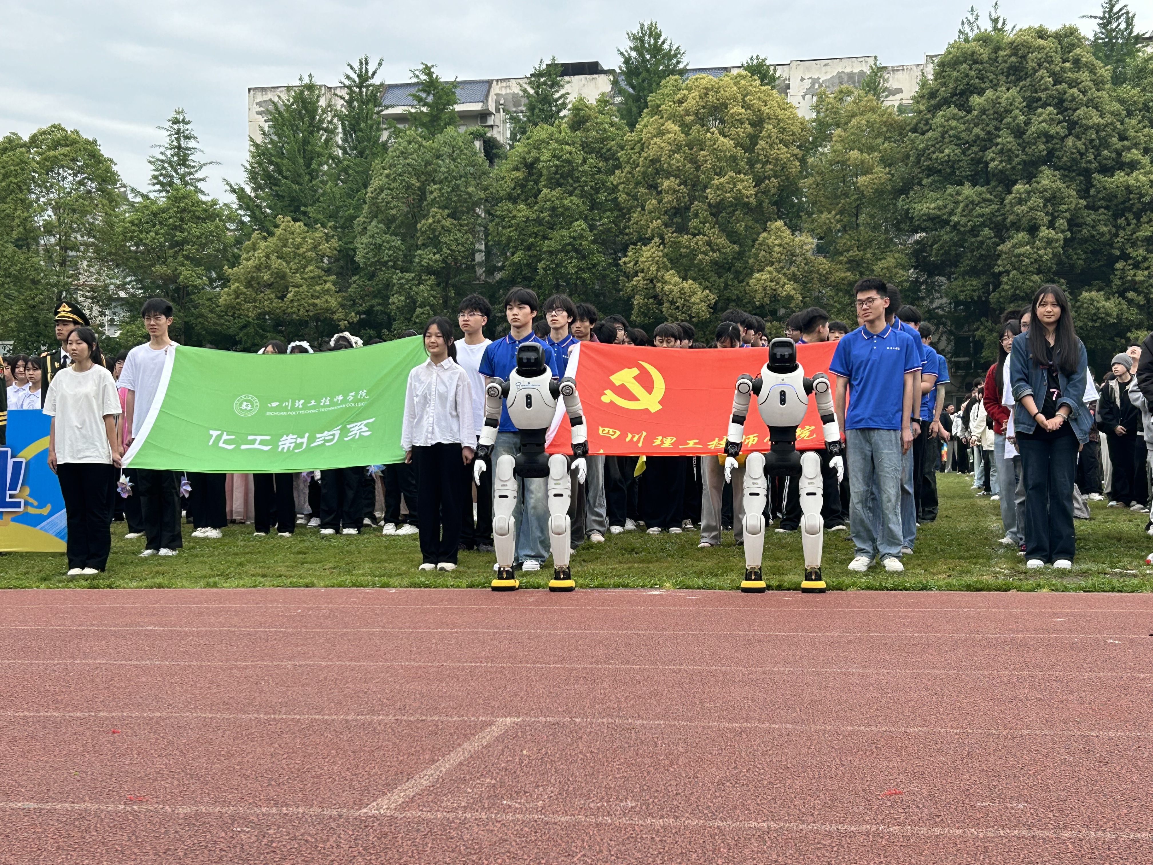 成都丨人形机器人亮相校运会方阵，上演“科技舞步”