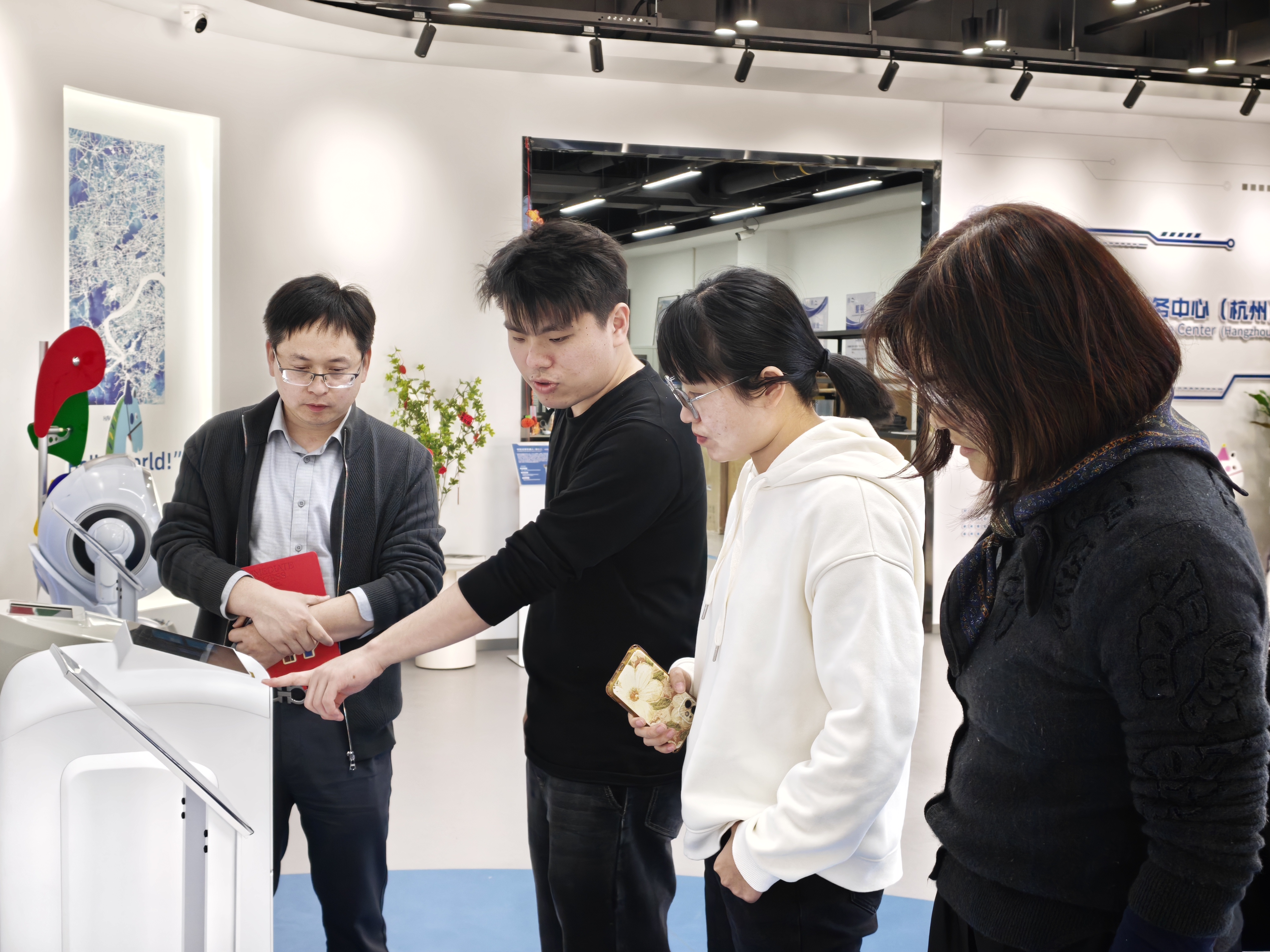 杭州 | 四月回眸：科技暖银发，携手向新行