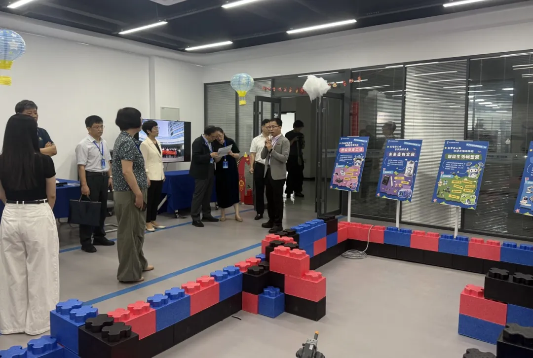 杭州｜教育部高等职业教育评价专委会主任黄达人及浙江省教育评估中心专家一行到智能机器人服务中心考察指导