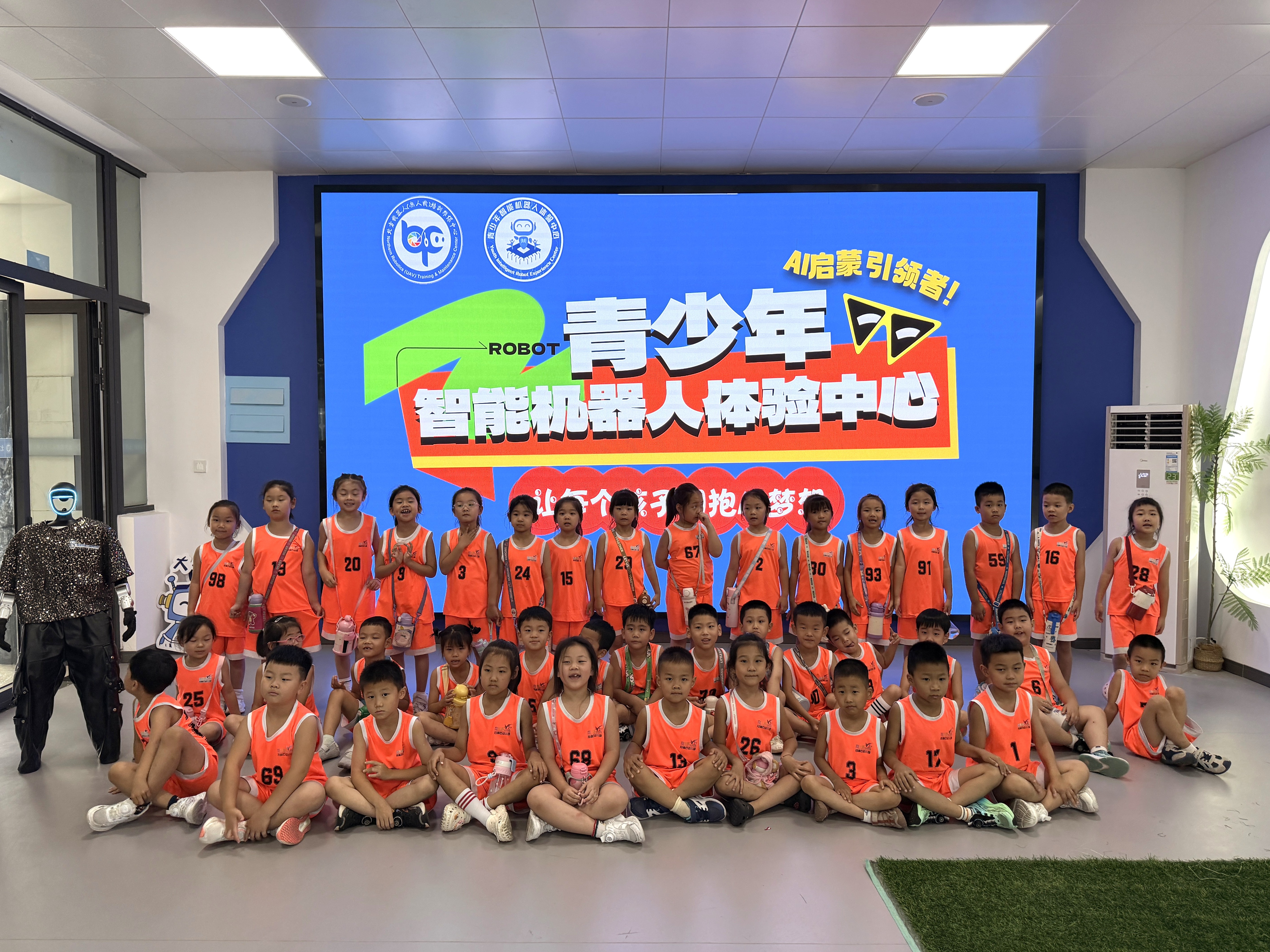 济宁｜科创逐梦・快乐成长，月亮石幼儿园小朋友玩转智能机器人乐园