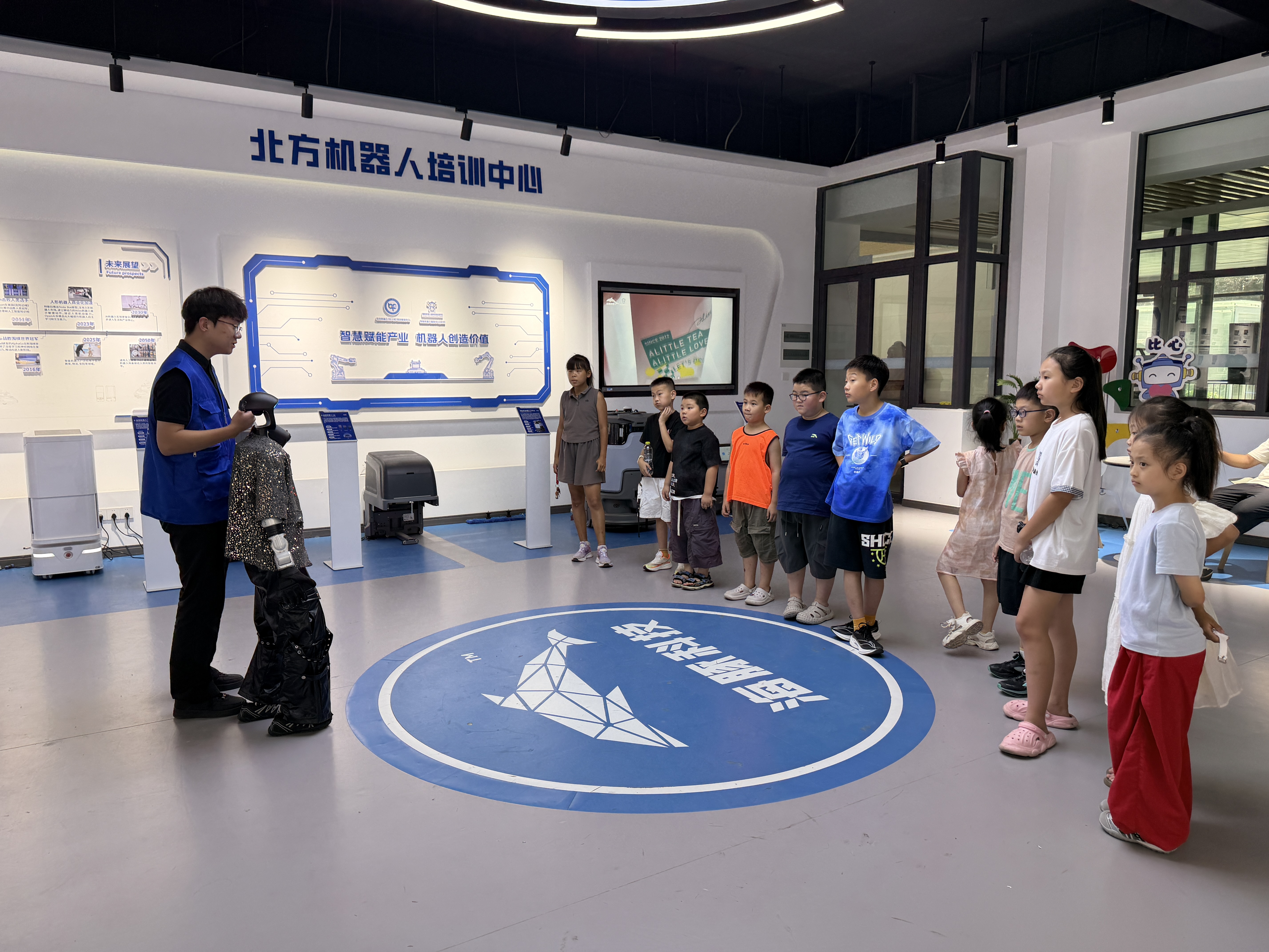 济宁丨趣味科创·快乐启蒙，月亮石幼儿园小朋友探索AI科技奥秘