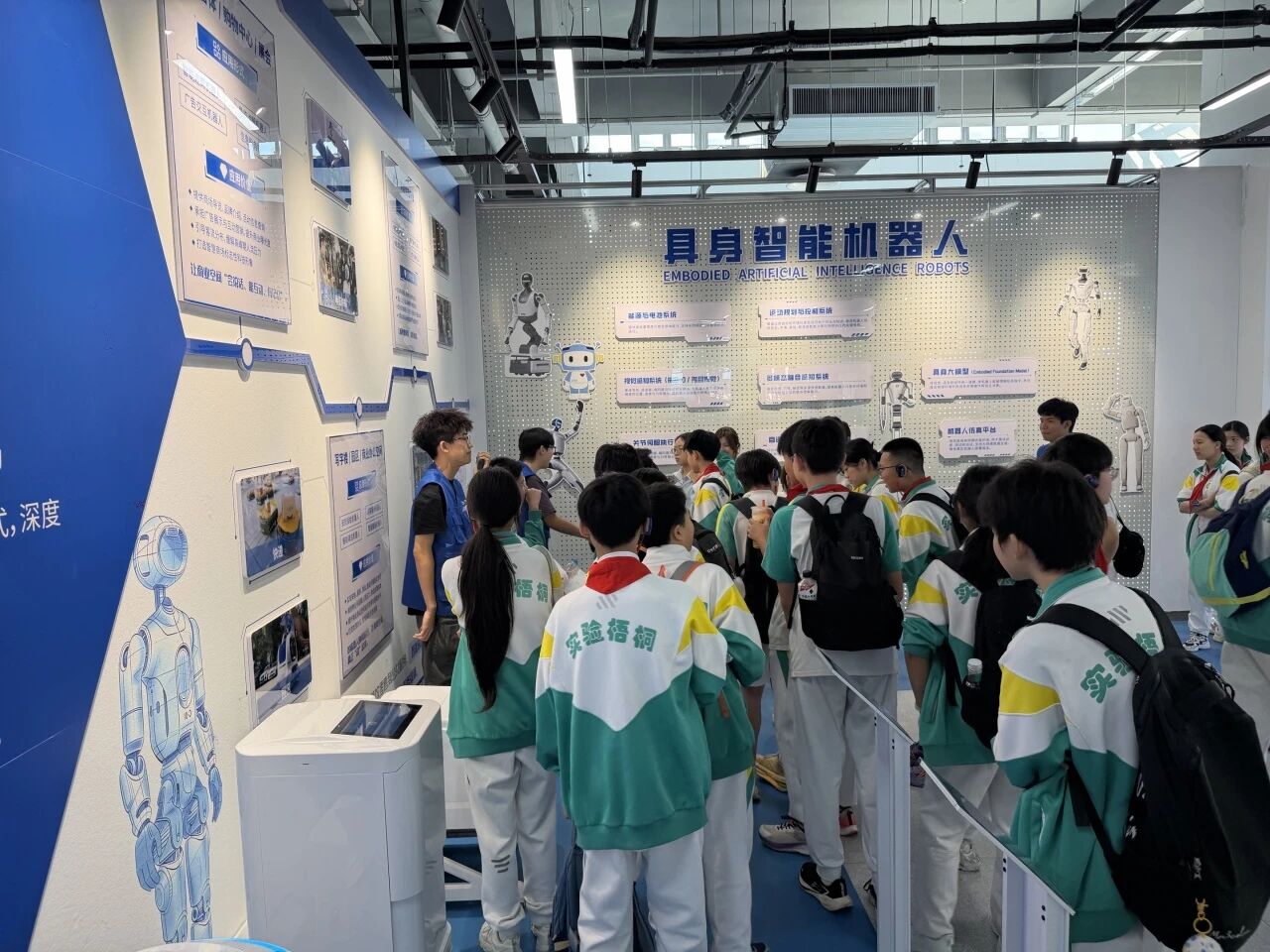 天津丨梧桐中学学子探秘AI科技世界，启迪少年科创初心